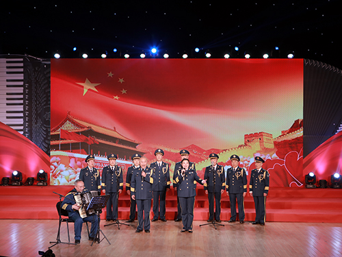 2015北京榜樣任士榮與當晚音樂會助演藝術家合唱《強軍戰歌》