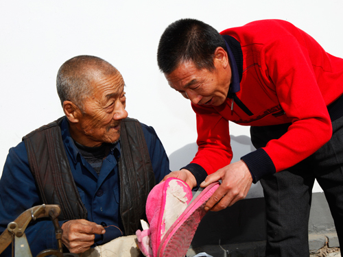 [助人为乐]"分文不取"的座右铭——记北京六建集团公司退休职工周尚平