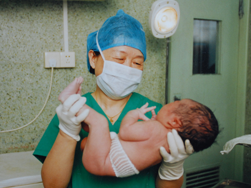 [敬业奉献]将毕生心血献给新生命——记北京妇产医院主任医师黄醒华