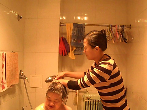 刘彦霞给婆婆洗澡