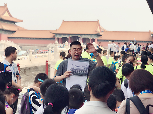 [敬业奉献]房博:环保导游钟情垃圾分类