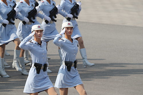 敬業奉獻國慶70週年閱兵女民兵方隊秉承傳統昨日重現受閱女民兵再創