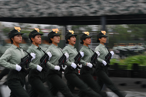 敬業奉獻國慶70週年閱兵女民兵方隊秉承傳統昨日重現受